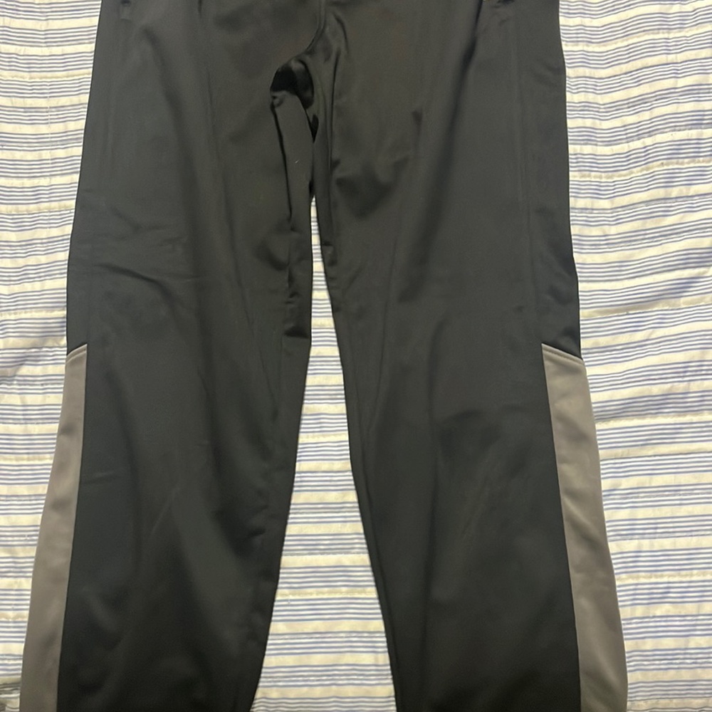Boys Size 7 Under Armour Track Pants. EUC.  No rips or stains.